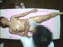 A woman who sprees with a powerful electric vibrator during oil massage! File.7-8