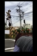 【Personal shooting】Shock! Smartphone video of a Majikichi couple blaming themselves for backing up at a railroad crossing in the daytime with traffic wwwwwww