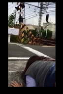 【個人拍攝】震撼！ 一對真吉夫婦責備自己白天在鐵路道口倒車的智慧手機視頻wwww