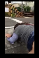 【Personal shooting】Shock! Smartphone video of a Majikichi couple blaming themselves for backing up at a railroad crossing in the daytime with traffic wwwwwww