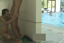 개인 촬영: 수영장 뒤에 숨어 있는 성숙한 여성과 너무 대담한 노출증