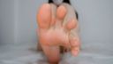 【足フェチ向け】20歳女子◯生の美脚、生足をじっくり見る動画。器用なエア足コキ。