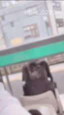 [這是私立學校二年級♡學生的自拍照]我和潘奇拉在有人的車站形式的長凳上自慰，一列火車從我面前經過，所以我把裙子轉向那列火車......