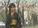 (無)《昔の映画》桜並木を和服美女が歩いています。そこへ怪しげなグラサンの男が1人・・・・