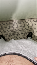 College student ejaculates boldly in the toilet of the station