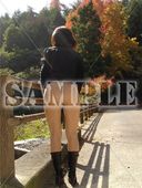 [Outdoor pantyhose exposure] Autumn panty shot date with a married woman in miniskirt boots