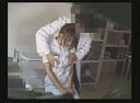몰래카메라 매니아를 가진 의사들이 권위 남용으로 간호사를 강간하는 장면 유출