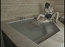情侶在某個溫泉村的私人露天浴池絕對開始性行為
