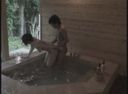 情侶在某個溫泉村的私人露天浴池絕對開始性行為