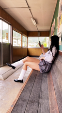 駅のホームの待合室にいた女子校生を隠し撮り❤️(1分)