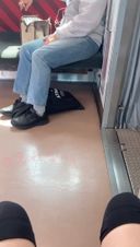 아마추어 셀카입니다! 한 번쯤은 하고 싶었던 노출입니다! 전철에 앉았을 때 눈앞에 아저씨가 있었기 때문에 다리를 열고 자위하고, 팬티가 없어서 두근 두근 거리고 있었지만,