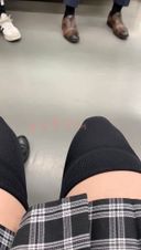It's an amateur selfie! It is a video that provokes the person in front of the train with his legs open so that he can show off the inside of the skirt, and also shoots the inside of the skirt, so you may feel like you are peeking!