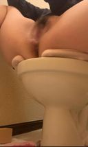 [So as not to be caught] Secretly squirting masturbation in the toilet even though a friend is coming