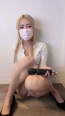 [Masturbation] Gal OL can't stand it and immediately after returning home to the entrance Ona [Selfie]