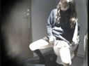 我被拍到一個女學生在私人女廁所的廁所裡自慰 07