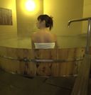【逮捕覚悟】噂の有名混浴温泉盗〇映像。モデル級ルックス美女に全裸凸の衝撃映像公開