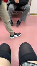 素人自撮りです！電車の中で正面の人にスカートの中を見せつけるように足開いて挑発、、そしてスカートの中も撮影しているので覗いている気分も味わえるかもしれない動画です！