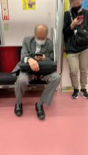 這是一張業餘自拍！ 這是一個視頻，挑釁火車前面的人張開雙腿，以便他可以炫耀裙子的內部，並且還拍攝了裙子的內部，所以你可能會覺得你在偷看！