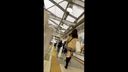 第一[顛倒拍攝]一個女人帶著東橫孩子和女◯學生，在下午離開學校時緊緊地貼在火車上。 如果您的父母發現，請立即刪除，新生兒第 1 部分