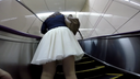 在自動扶梯上翻起一個有好臉的女人的裙子！ ！！ 9