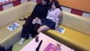 개인 촬영: 노래방에서 남자친구와 시시덕거리는 제복을 입은 아름다운 여자