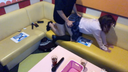 개인 촬영: 노래방에서 남자친구와 시시덕거리는 제복을 입은 아름다운 여자