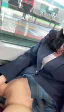 業餘自拍，活躍！ 我在火車上沒有穿內褲自慰，火車上有人，咳嗽著，後座上的人似乎閉著眼睛睡覺，路人有時是路人。