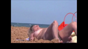 一個白色金髮成熟女人★在海灘上赤裸上身的特寫鏡頭！