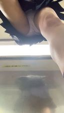 [Madoka-chan（2）]在補習班的陽臺上拍攝穿制服的女孩的倒置照片[J●褲子從正下方看]