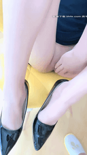 [First shot 1080P] Her legs are warped with stockings on her buttocks.