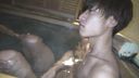 攻擊在溫泉中沐浴的大學生，並從勃起的Ji Po中擠出精液！！ 〈僅限同性戀〉 ※有評論福利