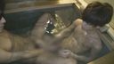 攻擊在溫泉中沐浴的大學生，並從勃起的Ji Po中擠出精液！！ 〈僅限同性戀〉 ※有評論福利