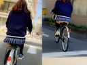 【風チラ】J〇自転車パンチラ