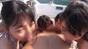 【業餘】與一個整潔乾淨的女大學生在船上的泳裝比賽中。 背景是公海，洶湧澎湃。