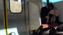 這是業餘射擊！ 這是一位叔叔在電暈災難前還是一名活躍的高中生時拍攝的罕見視頻系列！ 我穿著制服坐在火車座位上，被要求用手指在裂縫中用乙烯基膠帶自慰。