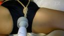 綁上制服女大學生，訓練攻擊電振動器 錄製吸吮陽具並使其成為吞下精液的肉小便池的視頻