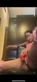 [Married Woman Amateur Cuckold Wife Electric Masturbation at Manga Cafe] The sound of electric vibrator echoed in a quiet manga café Armpit hair Manga café Uncensored Selfie Video NTR