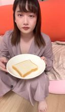 미나미의 정자를 빵에 얹어 먹는다.