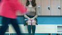 【Overseas exposure】Beautiful woman exposed on trains and parks in no bra knits and milk clothes