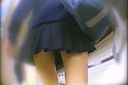 [Schoolgirl pants] A beautiful girl with thin and long legs takes an upside-down picture on a crowded train!