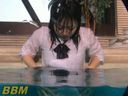 Jumping into the pool in uniform and masturbating [Wet mania must-see]