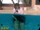 Jumping into the pool in uniform and masturbating [Wet mania must-see]