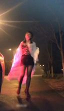 百变女神魅心穿着性感黑丝寒冷的夜里开着嗨乐在路边上演马路天使车里插爆浆