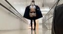 【혼자 촬영】모 쇼핑몰의 계단에서 가터벨트와 속옷과 코트를 입은 채 자위하면서 그녀를 빨아들인다. 많은 사람들이 지나가고, 두근 두근 자위하고 있었다