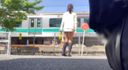 [單獨拍攝]潘奇拉在經過的火車前暴露和自慰。 最後，我脫下了制服裙子，在火車之前...... 我從後面冒險，面向前方，與乘客進行了眼神交流，我的心砰砰直跳......