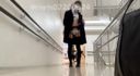 【혼자 촬영】모 쇼핑몰의 계단에서 가터벨트와 속옷과 코트를 입은 채 자위하면서 그녀를 빨아들인다. 많은 사람들이 지나가고, 두근 두근 자위하고 있었다