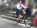 【自転車パンチラ】制服女子の純白パンティ。繁華街を疾走する姿に興奮【追いかけ】