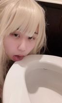 [Limited to 100 pieces] Local picture book (4) Toilet bowl licking on the naked soil. The entire photo session that exposes everything from the local part to the anus is released.