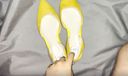 【靴ぶっかけ】友達の黄色パンプスにぶっかけ