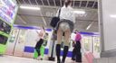 [這是私立學校二年級♡學生的自拍照] 即使車站月臺上來來往往的火車和路人，我還是掀起裙子，掀起潘奇拉自慰。 我叔叔盯著我...